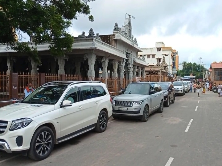 ராமேஸ்வரம் கோயிலில் லைக்கா ஓனருக்கு சிறப்பு அனுமதி’ கைகளை பிடித்து அழைத்துச் சென்ற பாமக தலைவர் ஜி.கே.மணி..!