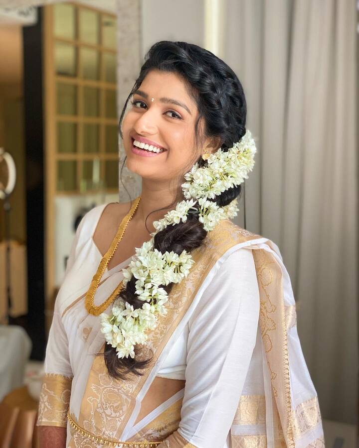 गोव्याच्या बीचवर  रसिका आणि आदित्यचा विवाहसोहळा पार पडला आहे. (Photo:@niralisonisoni/IG)