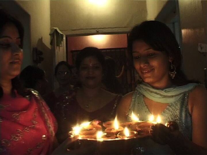 আপনার শুভেচ্ছা পাঠানোর পছন্দের ভাষা ইংলিশ হলে, উইশ করতে পারেন। আজকের দিনটিকে অনেকে ছোটি দেওয়ালিও বলে থাকেন।  তাই লিখুন, 'May this Choti Diwali fill your heart with enthusiasm and joy ' '