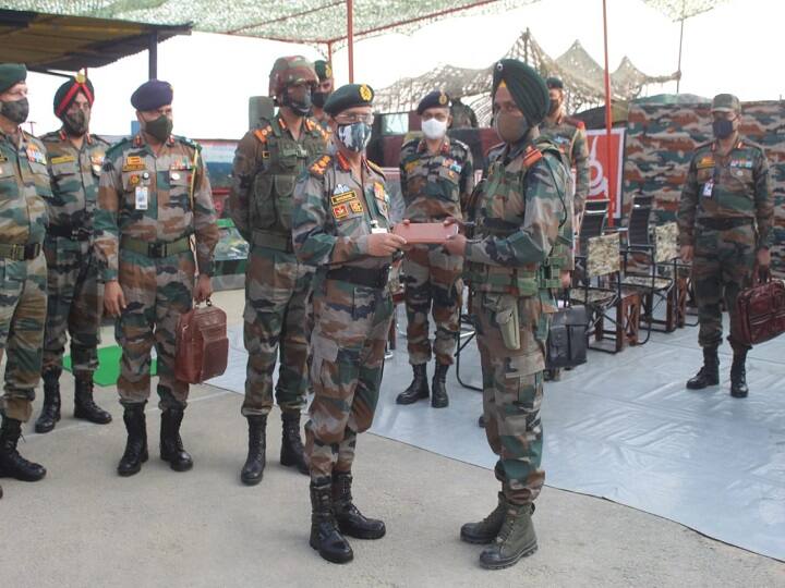 Jammu & Kashmir Army Chief MM Naravane reached Nowshera encouraged by meeting soldiers ANN Army chief Jammu Visit: सेना प्रमुख जनरल एमएम नरवणे पहुंचे नौशेरा, सैनिकों से मुलाकात कर की हौसला-अफजाई