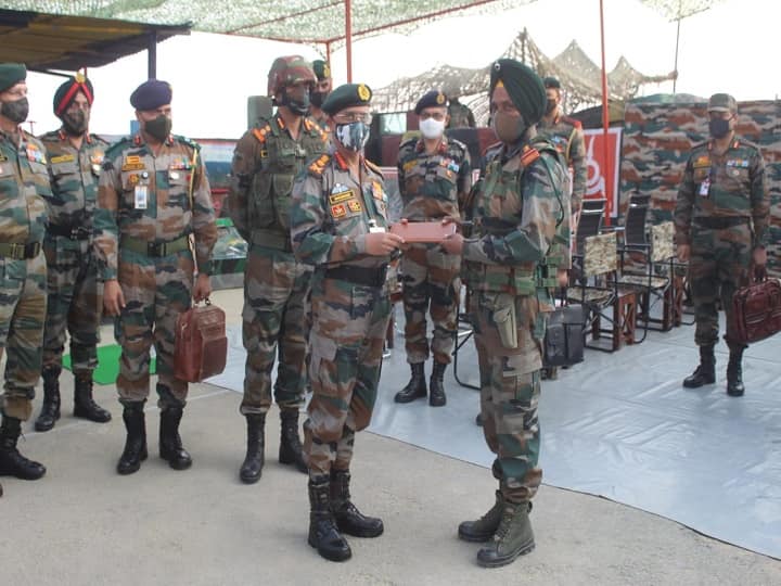 Army chief Jammu Visit: सेना प्रमुख जनरल एमएम नरवणे पहुंचे नौशेरा, सैनिकों से मुलाकात कर की हौसला-अफजाई