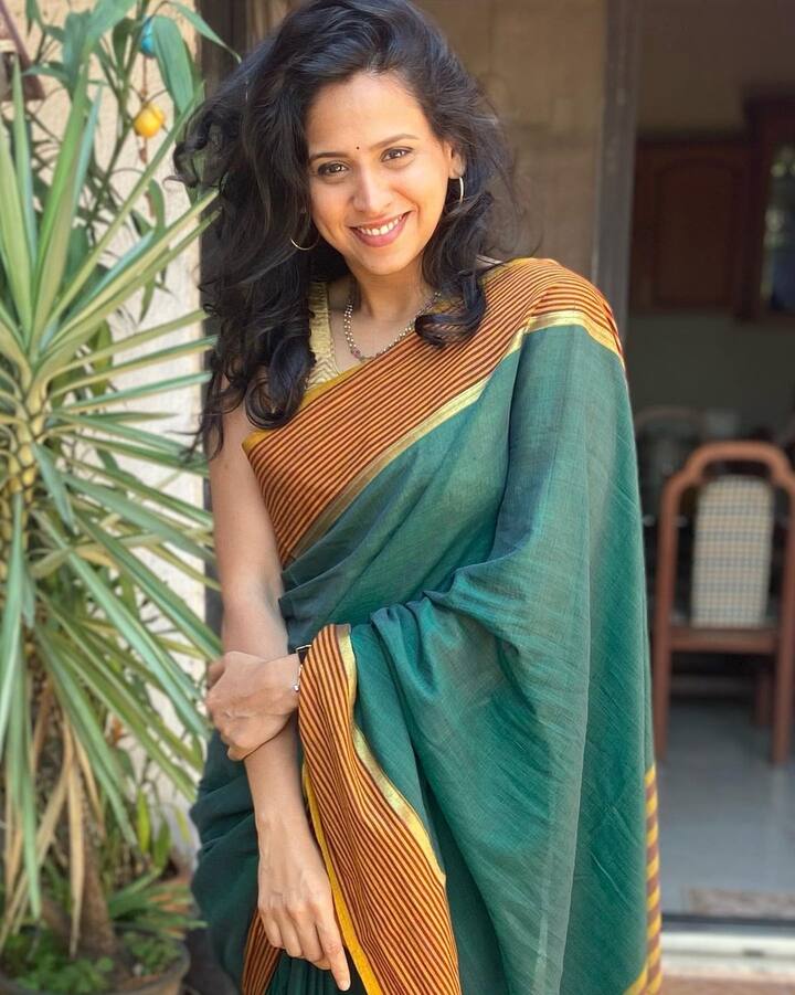 स्वानंदी टिकेकरला वडील उदय टिकेकर यांच्याकडून अभिनयाचा वारसा मिळाला आहे. 'दिल, दोस्ती, दुनियादारी' या मालिकेतून स्वानंदीने अभिनय क्षेत्रात पदार्पण केले होते. (Photo:@swananditikekar/IG)