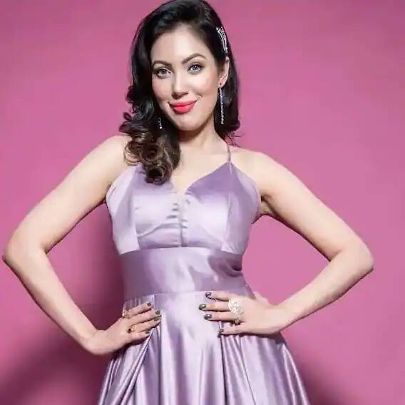 मुनमुन दत्ता: तारक मेहता का उल्टा चश्मा में मुनमुन दत्ता ने बबिता जी का किरदार निभाया है, जिन पर जेठालाल हमेशा लट्टू रहते हैं. आपको बता दें कि मुनमुन दत्ता एक दिन की शूटिंग के लिए 35 से 50 हजार रुपये तक चार्ज करती हैं.