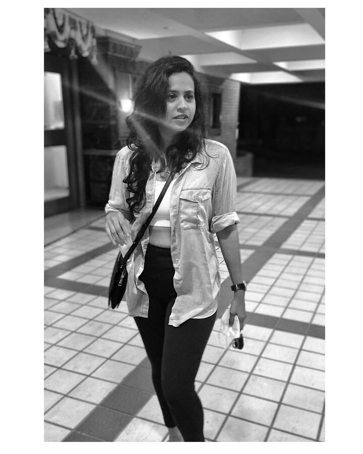 अभिनय, गाणं यांबरोबरच आता निवेदनाची जबाबदारीही तिने स्वीकारली आहे. तर अजय-अतुल हे या कार्यक्रमाचे परीक्षक असणार आहेत. (Photo:@swananditikekar/IG)