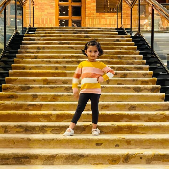 मायरा जशी मालिकेमध्ये सर्वांची लाडकी आहे तशीच ती सेट वरही सर्वांची लाडकी आहे, अनेक मराठी कलाकार तिच्यासोबतचे फोटो आणि व्हिडीओ शेअर करत असतात. (photo: _world_of_myra_official/IG)