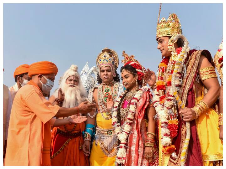 मुख्यमंत्री योगी आदित्यनाथ ने कार्यक्रम स्थल भगवान राम और माता सीता का किरदार निभा रहे कलाकारों का सांकेतिक राजतिलक किया. सीएम योगी ने कहा कि  हमारी सरकार ने अयोध्या में दीपोत्सव कार्यक्रम 5 साल पहले शुरू किया था और तब से लगातार ये आयोजन अपनी नई ऊंचाईयों को छूता दिखाई दे रहा है.