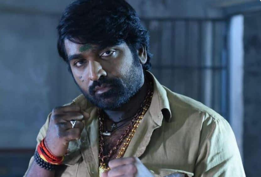 Attack on South actor Vijay Sethupati at Bangalore airport, video goes viral साउथ अभिनेता विजय सेतुपतीवर बंगळुरू विमानतळावर हल्ला, व्हिडीओ व्हायरल