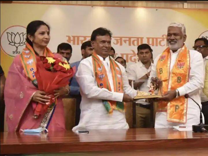 UP: MLA from Saidpur seat, Subhash Pasi, along with wife Reena Pasi, left the SP and joined BJP. ANN UP: सैदपुर सीट से विधायक सुभाष पासी ने पत्नी रीना पासी सहित सपा का साथ छोड़ थामा बीजेपी का दामन