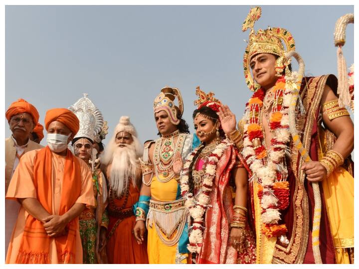 दीपोत्सव कार्यक्रम की शुरुआत शोभायात्रा और झांकियां निकाल कर की गईं. डिप्टी सीएम दिनेश शर्मा ने अयोध्या में भगवान राम की शोभा यात्रा को रवाना किया. वहीं, कार्यक्रम स्थल पर हेलिकॉप्टर से राम और सीता का आगमन हुआ. इस दौरान पुष्पक विमान का भी सांकेतिक रूप दिखाया गया. इसके बाद शोभा यात्रा पर हेलिकॉप्टर से पुष्प वर्षा की गई.