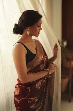 Ritika Singh pics: புடவையில் சொக்க வைக்கும் கவர்ச்சியில் ரித்திகா சிங் போட்டோ ஷூட்..!