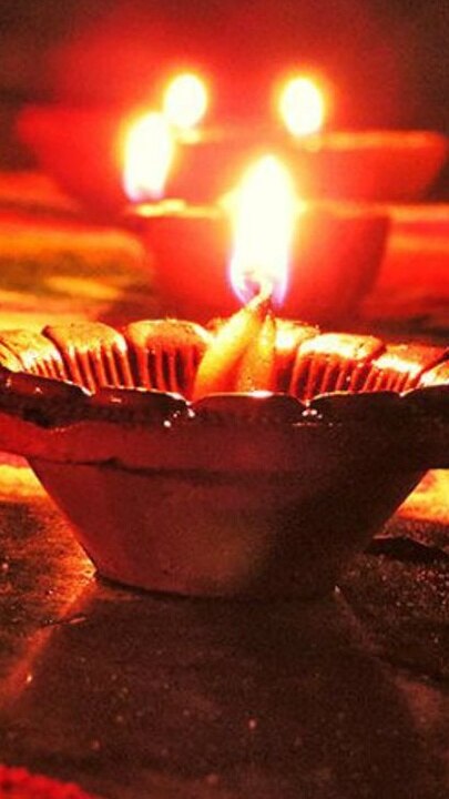दीपक की लौ पर दीया रखा जाता है. धुएं से काजल बनाया जाता है.