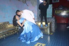 Katrina Photos: विक्की कौशल से शादी की खबरों के बीच अक्षय कुमार की बाहों में झूलती दिखीं कैटरीना कैफ, जानिए कौन है झांक कर देखने वाला ये स्टार