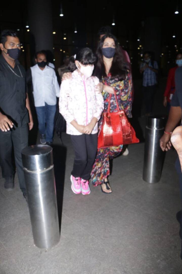 इस दौरान ऐश्वर्या प्रिंटेड लॉन्ग ड्रेस में दिखीं, उन्होंने बालों को खुला छोड़ा था और हाथ में कैरी किया था शानदार बैग.