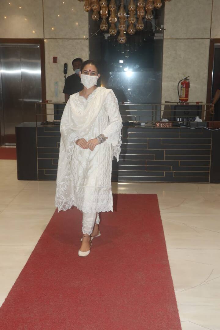 सामने आई तस्वीरों में आप देख सकते हैं सारा इस दौरान बेहद सादगी भरे अंदाज में दिखाई दे रही थीं. (Photo Credit: Manav Manglani)