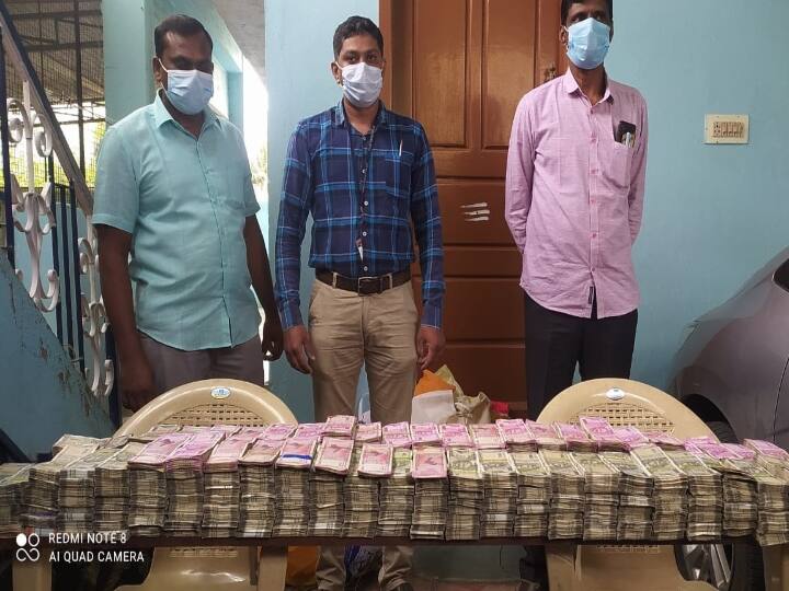 Hosur DVAC raid seized Rs 2.06 crore from PWD Executive Engineer CN Shobana residence ‛பேங்க்’ல பணம் இருக்கா இல்லையா... பொதுப்பணித்துறை பொறியாளர் வீட்டில் கட்டுக்கட்டாய் புதிய நோட்டுகள்!