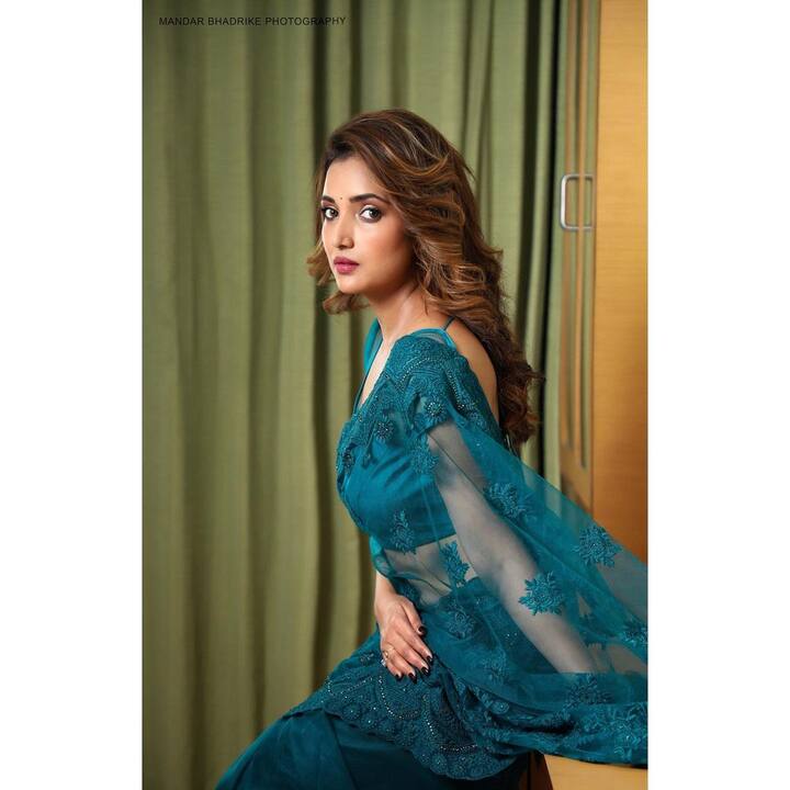 सिनेसृष्टीतील कलाकारांची सोशल मीडियावर नेहमीच चर्चा सुरु असते. टीव्ही किंवा चित्रपट सृष्टीत काम करणाऱ्या कलाकारांचे ग्लॅमरस फोटो नेहमीच व्हायरल होत असतात. यात अभिनेत्री रुपाली भोसलेचाही समावेश आहे. (Photo Instagram @rupalibhosle)