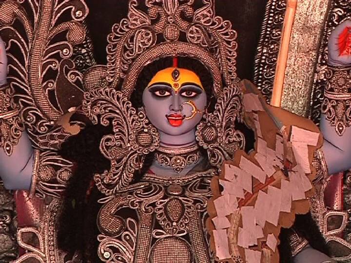 'অন্ধকারের উৎস হতে উৎসারিত আলো, সেই তো তোমার আলো।  সকল দ্বন্দ্ব-বিরোধ-মাঝে জাগ্রত যে ভালো,  সেই তো তোমার ভালো।' রবীন্দ্রনাথের গানেই শুভেচ্ছা জানাতে পারেন দীপাবলি উৎসবের।