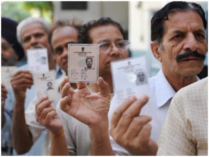 EC gave big relief to people now no fee will be charged for change in voter card Delhi:  EC  ने दी दिल्ली वासियों को बड़ी राहत, नए वोटर कार्ड के लिए अब नहीं लगेगी कोई फीस
