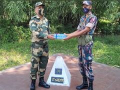 Diwali 2021: BSF और बॉर्डर गार्ड बांग्लादेश के बीच हुआ मिठाई का आदान-प्रदान
