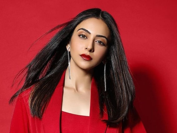 Rakul Preet Singh: గుచ్చే గులాబీలా... వెలుగిచ్చే మతాబులా ఉన్న రకుల్... Rakul Preet Singh: గుచ్చే గులాబీలా... వెలుగిచ్చే మతాబులా ఉన్న రకుల్...