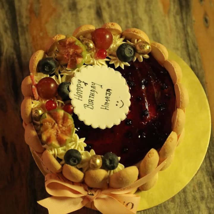 హిమజ బర్త్ డే కేక్ (Image credit: Instagram)