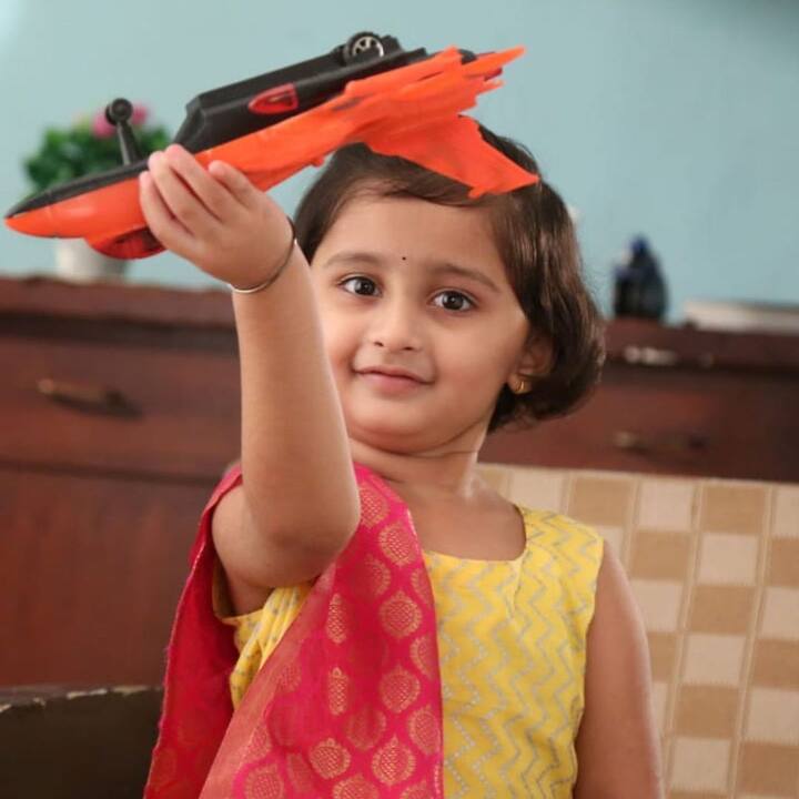 या छोट्या अभिनेत्रीला तुम्ही ओळखलं असेलच, 'माझी तुझी रेशीम गाठ' या झी मराठीवरील मालिकेतील ही छोटीशी परी.. (photo: _world_of_myra_official/IG)