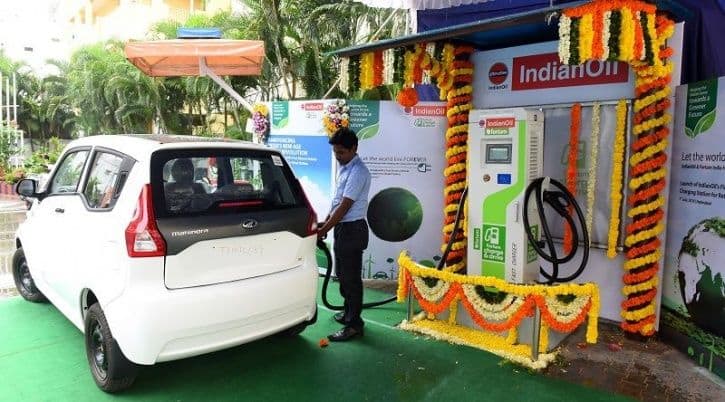 IndianOil to install EV charging facilities at 10,000 Fuel Stations EV Charging Stations:10,000 पेट्रोल पंपों पर इलेक्ट्रिक व्हीकल चार्जिंग की सुविधा उपलब्ध कराएगा इंडियन ऑयल