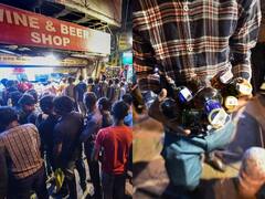 दिवाली से पहले आज दिल्ली में शराब की दुकानों पर लगी लोगों की लाइन, देखें तस्वीरें