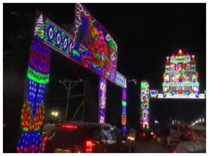 दीपोत्सव कार्यक्रम को लेकर अयोध्या के लोगों का कहना है कि ये उनके लिए अत्यंत ही प्रसन्नता और हर्ष का विषय है कि इतने भव्य तरीके से यहां दीपोत्सव होता है.