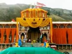 Uttarakhand News: दीपावली पर 10 क्विंटल रंग-बिरंगे फूलों से सजा बदरीनाथ मंदिर, देखें Video