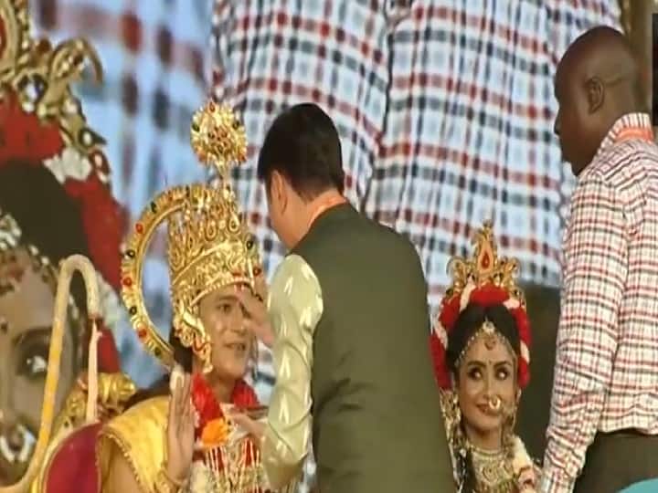 Ayodhya Deepotsav: जानें- किन देशों के राजदूतों ने राम, लक्ष्मण और सीता का किरदार निभाने वाले कलाकारों का किया 'राजतिलक' Ambassadors of Vietnam, Kenya and Trinidad and Tobago perform 'Rajtilak' of artists playing characters of Lord Ram, Lord Laxman and Goddess Sita during Diwali celebrations in Ayodhya Ayodhya Deepotsav: जानें- किन देशों के राजदूतों ने राम, लक्ष्मण और सीता का किरदार निभाने वाले कलाकारों का किया 'राजतिलक'