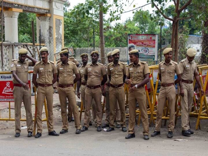 Madurai court voluntarily adjourned the case in the Satankulam father-son murder case to August 4 காவல்துறையினர் ஏற்கெனவே அதிக அழுத்தத்தில் உள்ளனர் - மதுரை மாவட்ட நீதிமன்றம்