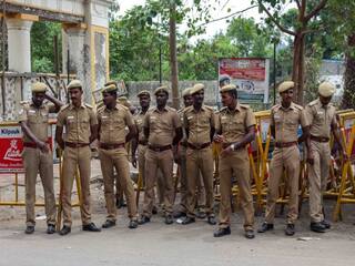 காவல்துறையினர் ஏற்கெனவே அதிக அழுத்தத்தில் உள்ளனர் - மதுரை மாவட்ட நீதிமன்றம்