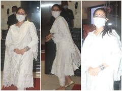 Sara Ali Khan Photos: माथे पर टीका,चेहरे पर स्माइल, सफेद सूट में बेहद सादगी भरे अंदाज में स्पॉट हुईं पटौदी गर्ल सारा अली खान