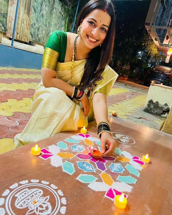 या फोटो मध्ये आयुषी रांगोळी जवळ दिवा लावताना दिसतीये.. (Photo:@suyashtlk/IG)