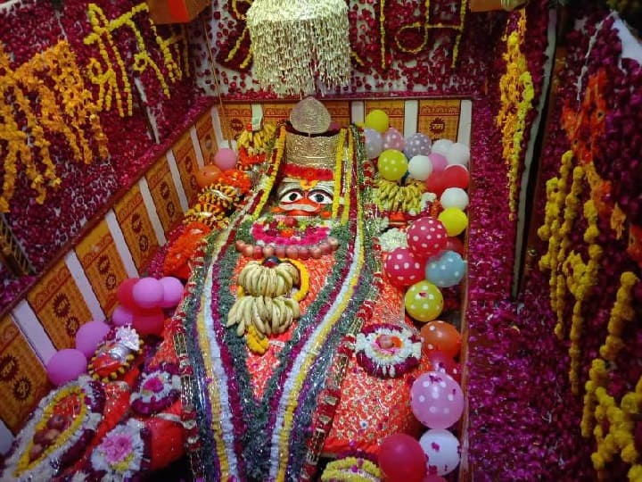 offer prayers at temple in prayagraj on the occasion of hanuman jayanti ann Hanuman Jayanti: जयंती पर बजरंग बली का हुआ ऐसा श्रृंगार कि देखने वाले रह गए दंग, जानें- खास बात  