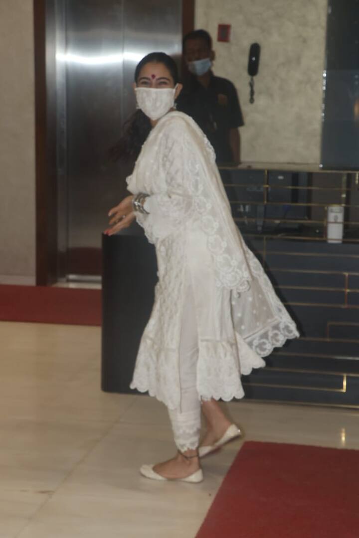 सारा अली खान के सफेद सूट काफी मशहूर और इस दौरान भी वो सफेद सूट में ही नजर आईं. (Photo Credit: Manav Manglani)