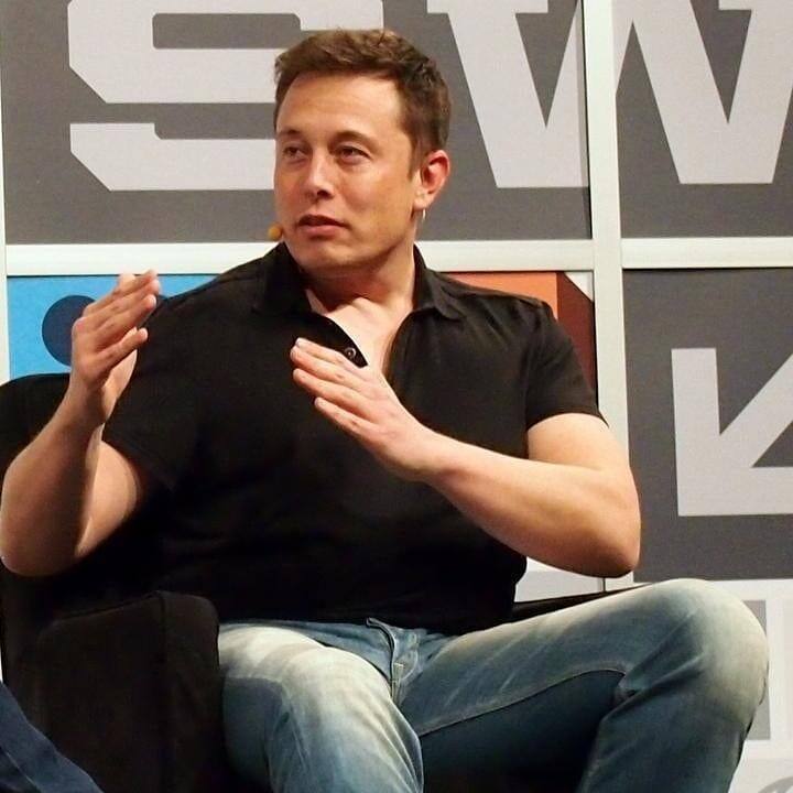 टेस्ला (Tesla)चे सीईओ इलॉन मस्क (Elon Musk) यांनी संपत्तीत एक नवा इतिहास रचत वॉरन बफे यांना मागे टाकलं आहे.  (Photo:@elonrmuskk/IG)
