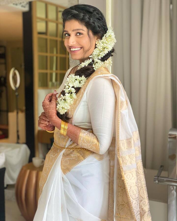 फोटोमध्ये रसिका  साउथ इंडियन लूकमध्ये  दिसत आहे. (Photo:@niralisonisoni/IG)