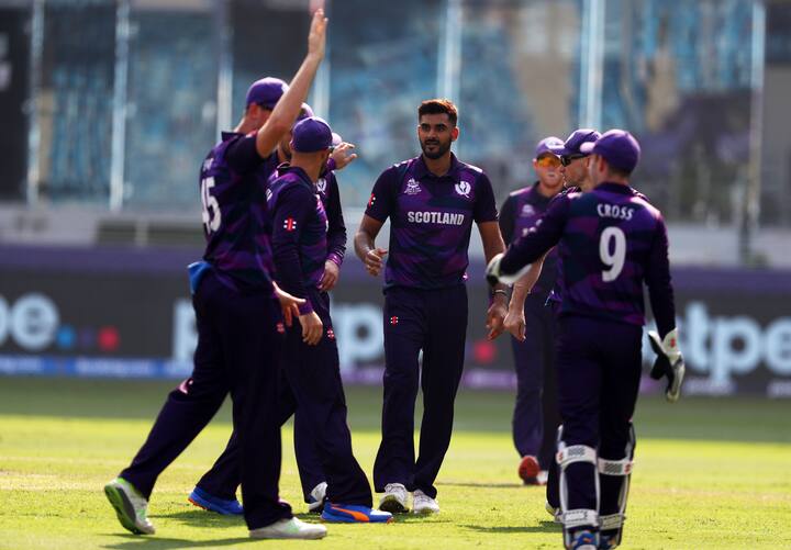 இதனால் நியூசிலாந்து அணி 20 ஓவர்களில் 5 விக்கெட் இழப்பிற்கு 175 ரன்கள் எடுத்தது.