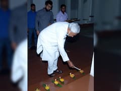 Diwali 2021: मुख्यमंत्री नीतीश कुमार ने अपने सरकारी आवास में मनाई दिवाली, पूरे परिसर को दीये से सजाया, देखें तस्वीरें