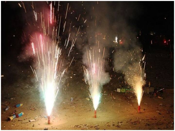 Delhi schools will encourage children to avoid crackers on Diwali Diwali 2021: दिल्ली सरकार का स्कूलों को निर्देश, पटाखों से नहीं मिट्टी के दीयों से दिवाली मनाने के लिए बच्चों को करें प्रेरित