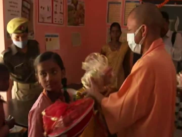 cm yogi adityanath celebrate diwali 2021 in Gorakhpur uttar pradesh Diwali 2021: सीएम योगी ने बच्चों को दिए उपहार, बोले- कम से कम एक परिवार के पास मिठाई और दीपक लेकर जरूर जाएं