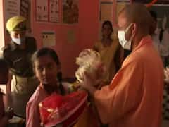 Diwali 2021: सीएम योगी ने बच्चों को दिए उपहार, बोले- कम से कम एक परिवार के पास मिठाई और दीपक लेकर जरूर जाएं