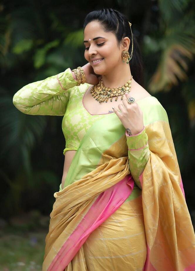 అనసూయ అందాల వల.. రంగమత్త చీర కడితే.. ఆ స్టైలే వేరు! - Image Credit: Anasuya Bhardwaj/Instagram