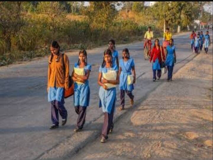Class 8 girl in Telangana writes to CJI, gets bus service restored in her village நிறுத்தப்பட்ட பஸ்கள் திரும்பவும் இயக்கப்படணும்... உச்சநீதிமன்ற தலைமை நீதிபதிக்கு கடிதம் எழுதிய 8-ஆம் வகுப்பு மாணவி..
