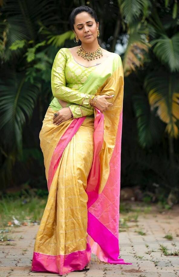 అనసూయ అందాల వల.. రంగమత్త చీర కడితే.. ఆ స్టైలే వేరు! - Image Credit: Anasuya Bhardwaj/Instagram