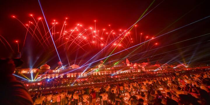 অজস্র দীপের মালায় নয়নাভিরাম সাজে সেজে ওঠে অযোধ্যা।