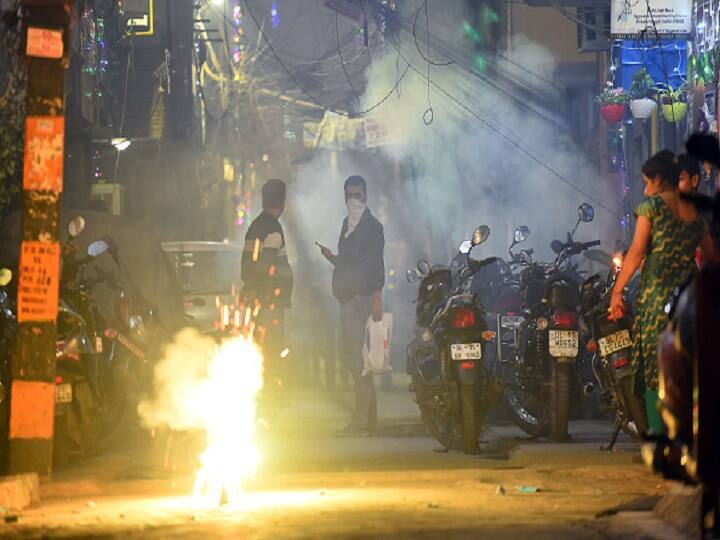 Delhi's Air Quality On Brink Of Turning 'Severe' Post Diwali. Noida, Ghaziabad, Gurugram AQI Firecrackers Stubble Burning Delhi's Air Quality On Brink Of Turning 'Severe' Post Diwali As People Burst Crackers Despite Ban