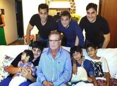 Salman Khan से लेकर Shraddha Kapoor तक, अपने पेरेंट्स के साथ रहना पसंद करते हैं यह स्टार्स !